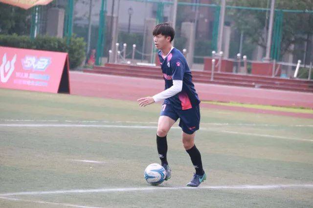 海港队3-0击败蓉城，球员欢庆客队球迷失落